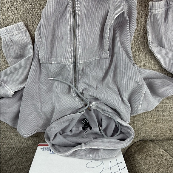 Bow with Clothes Brands Like Forever 21 And Pretty Little Thing - Picture 4 of 9